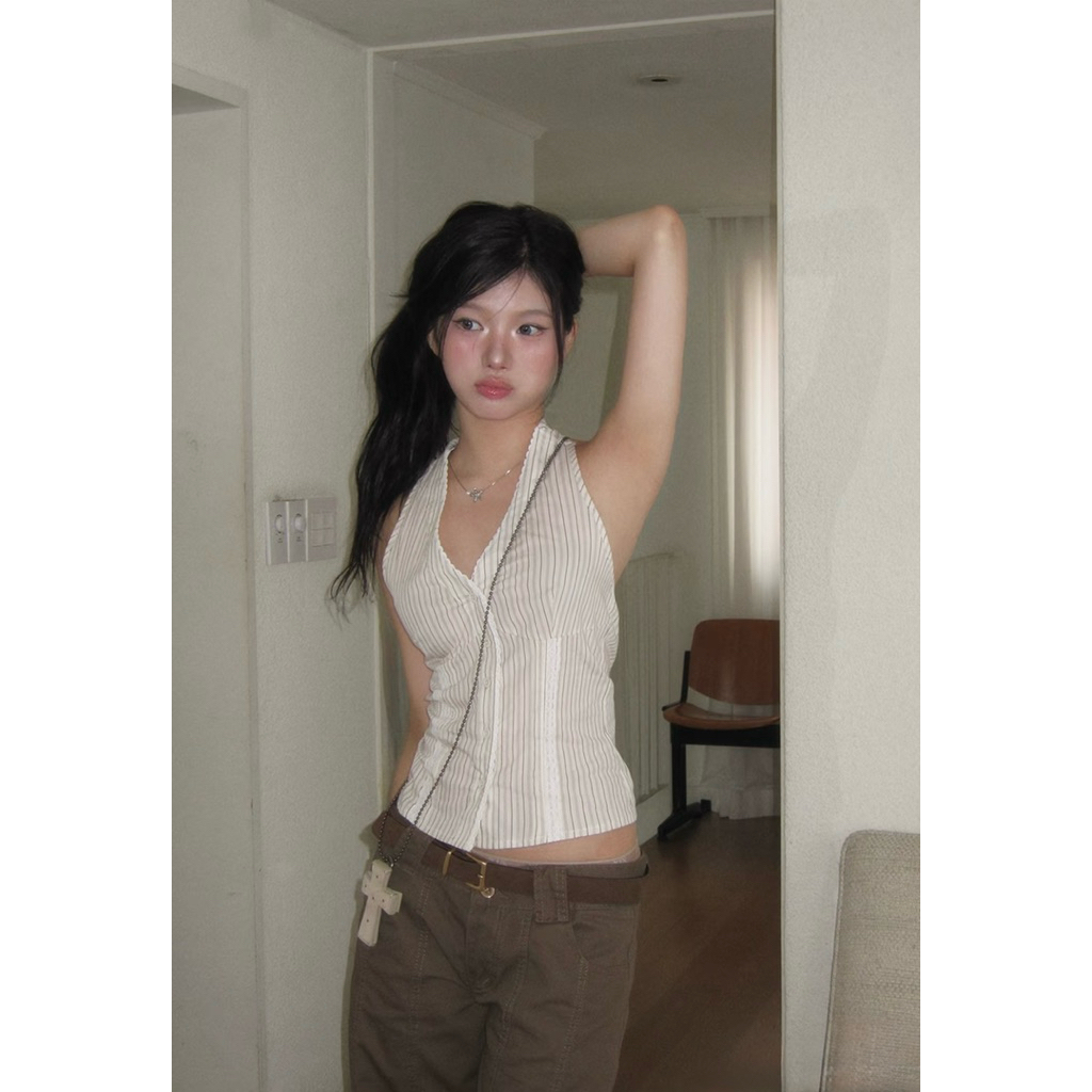 ( Pre-order 10-14 days) - halter top เสื้อคล้องคอ โชว์หลังดีเทลตรงขอบคอเสื้อมีฉลุ
