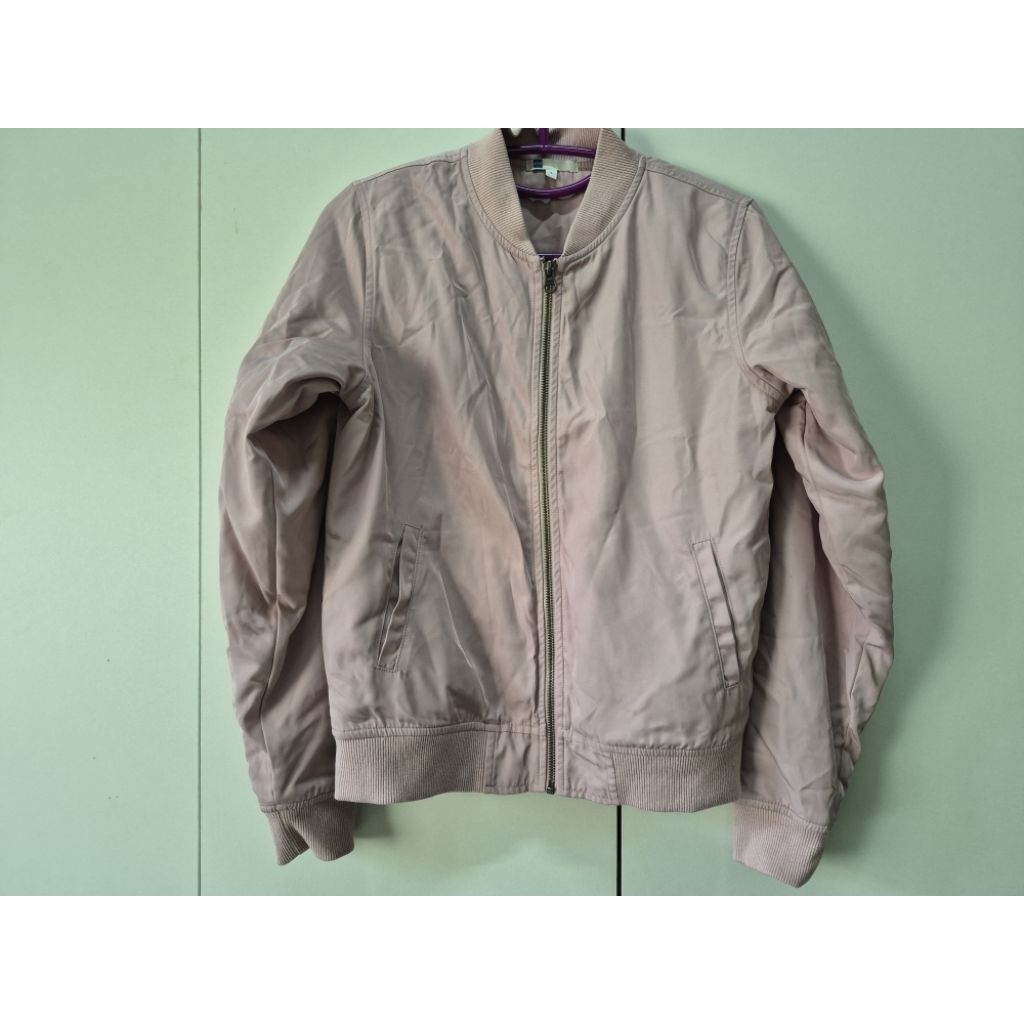 เสื้อบอมเบอร์แจ็คเก็ต (Bomber Jacket) สีชมพูอ่อน ไซส์ s ยี่ห้อ AIIZ