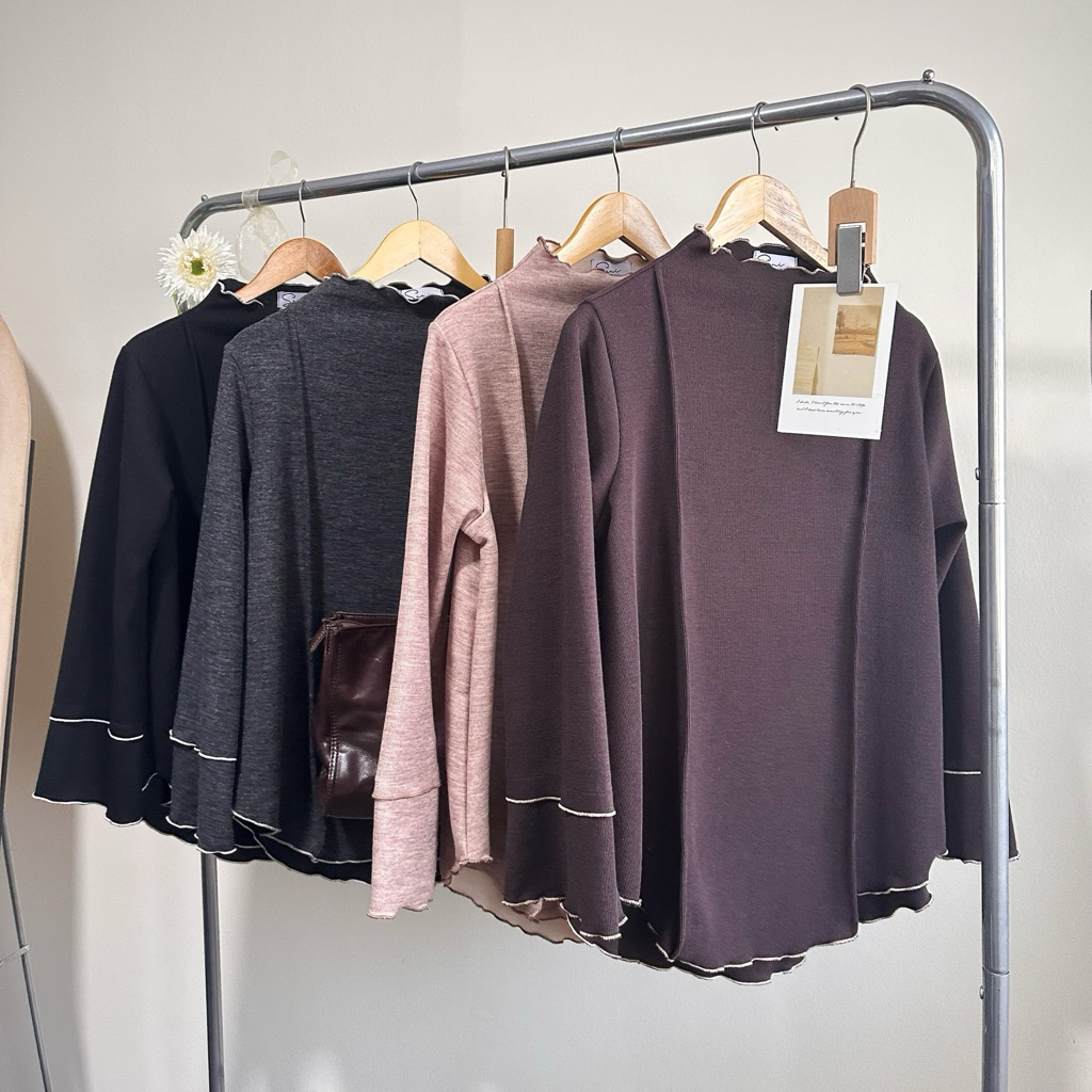 Truffle top ೀ    ‧⊹♡  เสื้อยืดคอปีน ดีเทลเพิ่มลูกเล่นตัดต่อช่วงตัวเสื้อ และชายแขน  แต่งริมชายโอลีนสุดคิ้ววท์ ·ᴥ·