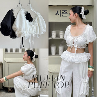 -𝐂𝐡𝐢𝐯𝐚- Muffin Puff Top | เสื้อครอปแขนพองแต่งระบายลูกไม้ ผ้า…