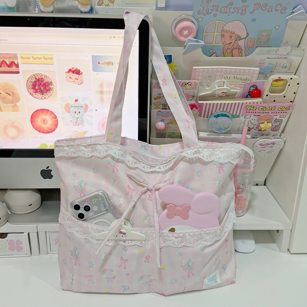 carryme 💘Tote Bag กระเป๋าผ้าสะพายข้างลายพิเศษติดระบาย  มีซิป มีช่องด้านหน้า ใส่ ipad สมุด หนังสือ A4