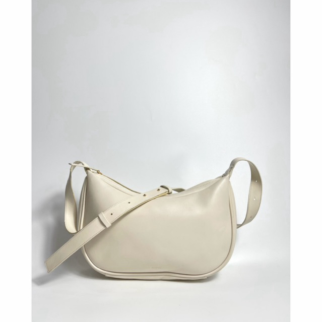 (used) s ta n d  o il➰bow bag มือ1 on web 4k+ ขาว ivory สภาพดีงาม ใช้งานง่าย ได้ทุกสไตล์ unisex ไม่ม