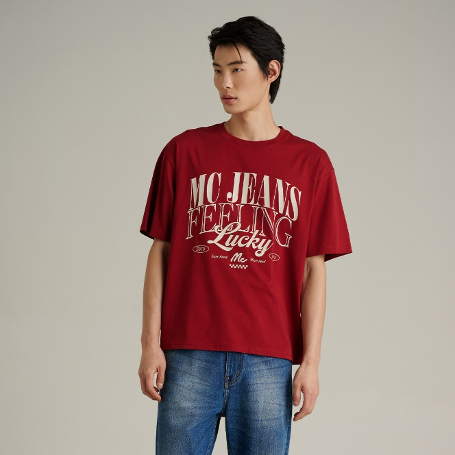 Mc JEANS เสื้อยืดแขนสั้นผู้ชาย ทรงโอเวอร์ไซส์ คอกลม สีแดง MTTZB00