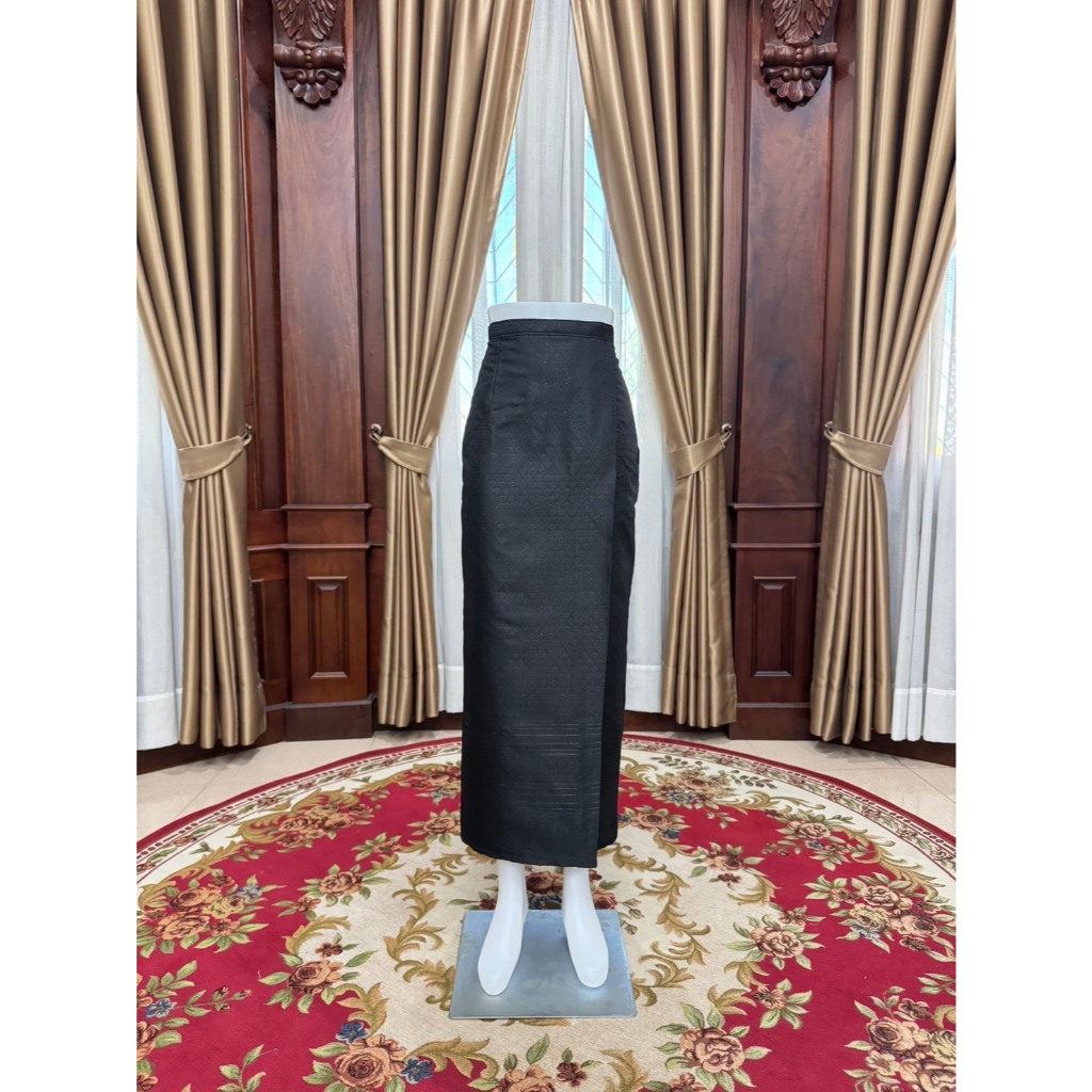 ผ้าถุงสีดำ ผ้าถุงสำเร็จ ลายยกดอกพิกุล ติดตะขอซิปหลัง ทอลาย (S-3XL) รหัส YK