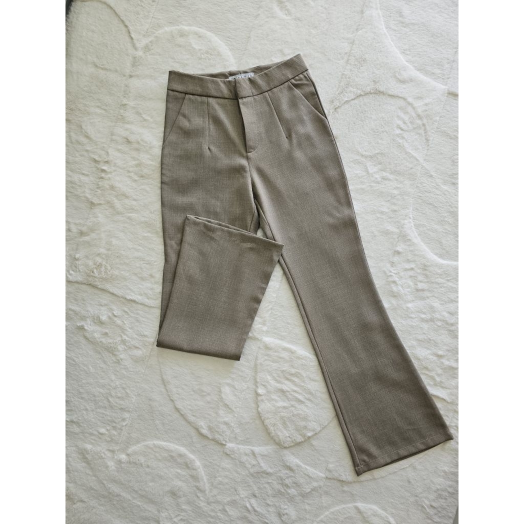 ส่งต่อ!!กางเกงขาม้าเล็ก ตะขอซิปหน้า Size S  สีash wood แบรนด์ wanisa studio มือสอง!!!(สภาพดีมาก ไม่ม