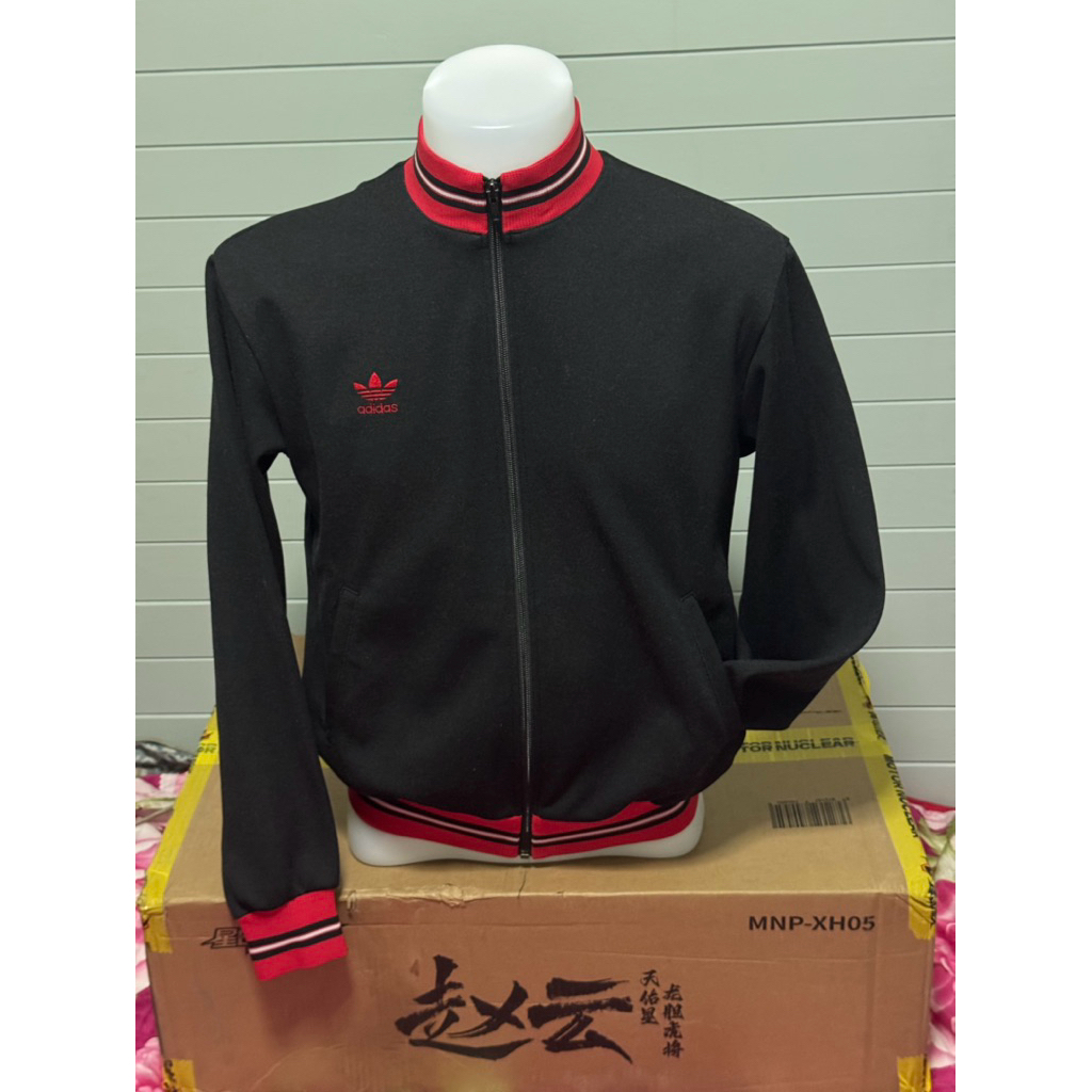 [Vintage 80s] เสื้อวอร์ม Adidas Descente แท้ ญี่ปุ่น 🇯P โลโก้ปัก แถบคอ/เอว แดง-ดำ ทรงสวย(มือสอง) อก4