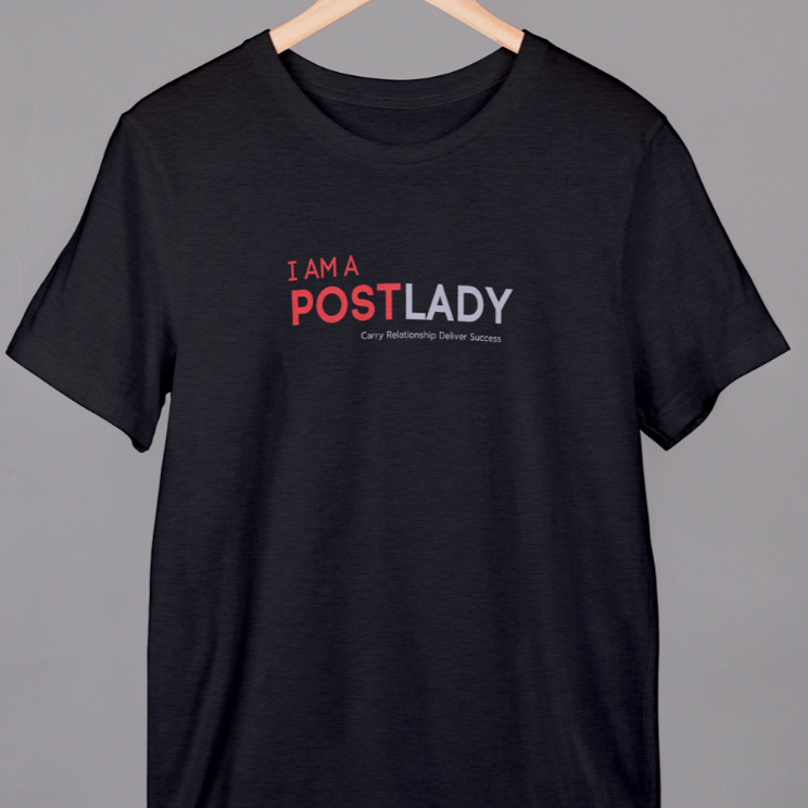 เสื้อยืดไปรษณีย์สีดำลาย i am postlady