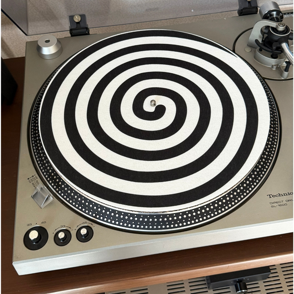 แผ่นรองแผ่นเสียง ลายก้นหอยสีดำขาว Turntable Felt Slipmat
