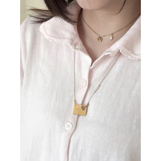 nice try studio x garnet - Peace & Love Postcard Necklace สร้อยคอแบบยาว พร้อมไข่มุกแท้ กันน้ำ กันเหงื่อ