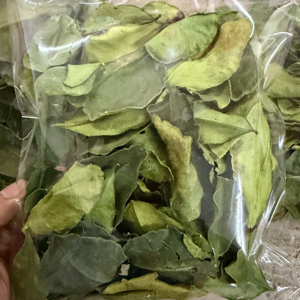 ใบมะกรูดอบแห้ง  (kaffir lime leaves) ขนาด 20 กรัม