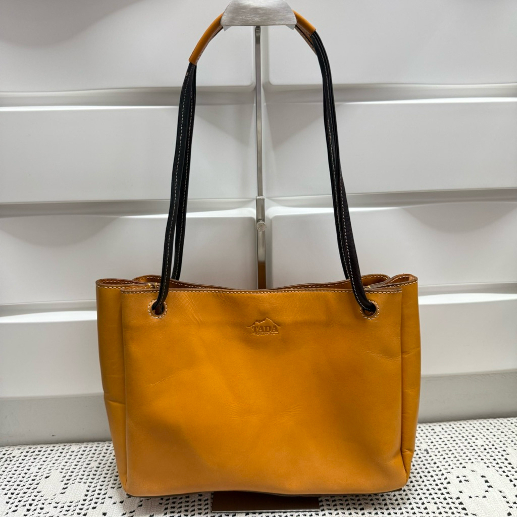 กระเป๋าสะพาย สายปรับสะพาย Cross Body ได้ วัสดุเป็นหนังแท้ Brand TADA กว้าง 12 สูง 9 ก้น 4.5 นิ้ว ราค