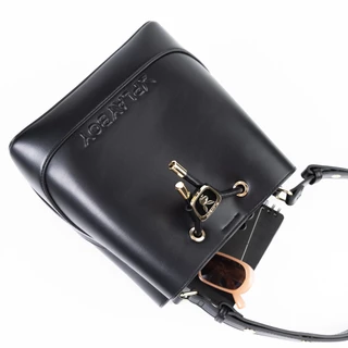 Playboy รุ่น Monet Bucket Bag กระเป๋าสะพายข้าง รหัส ST-B261PB645 ดีไซน์ทรงถังหนังเรียบ แต่งอะไหล่สายรูดโลโก้ มี 2 สี