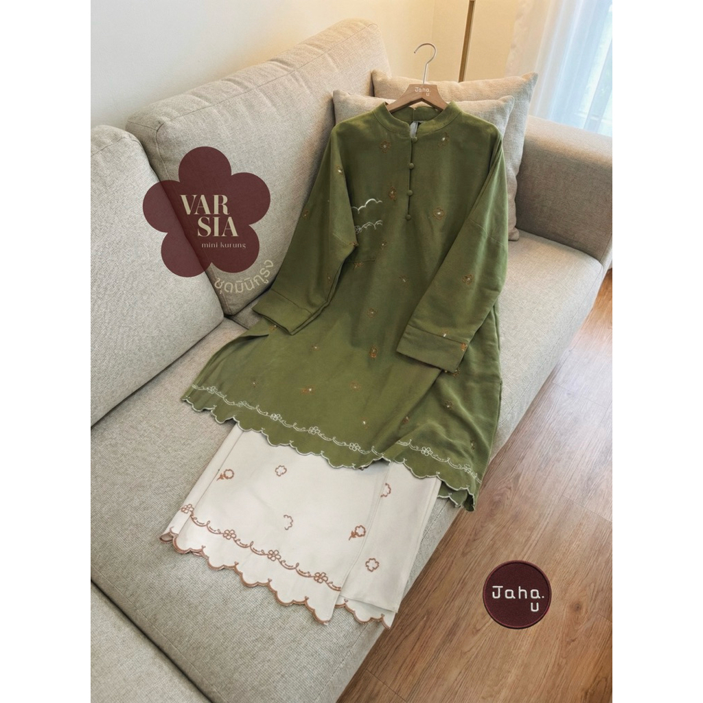 JAHA.U •พร้อมส่ง• MINI KURUNG VARSIA•2026  ชุดมินิกูรง ผ้าลูกฟูกชนิดบาง ดีเทลปักดอกทั้งตัว ผ้าข้าง กระเป๋าข้าง เก๋ๆ - รูปที่ 3