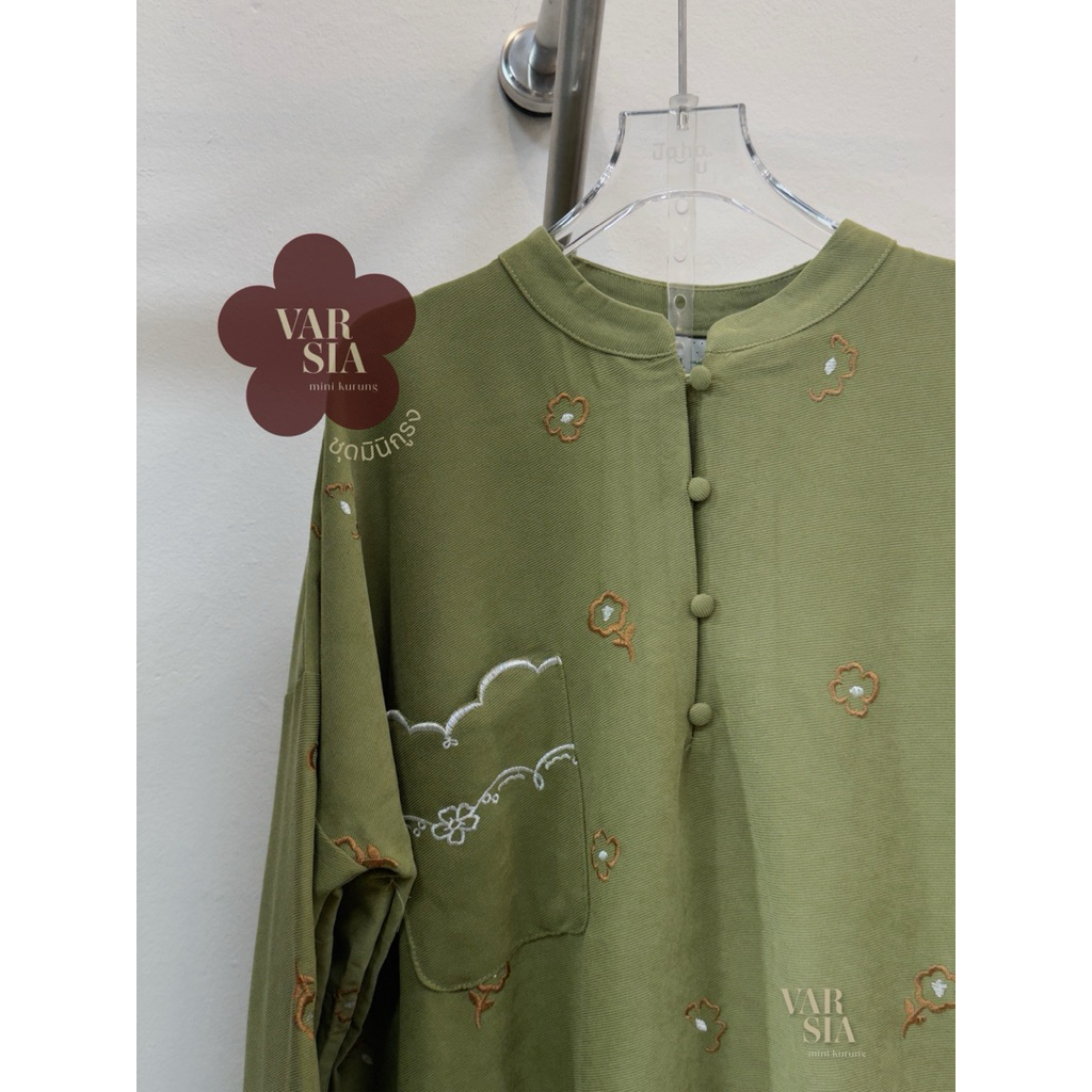 JAHA.U •พร้อมส่ง• MINI KURUNG VARSIA•2026  ชุดมินิกูรง ผ้าลูกฟูกชนิดบาง ดีเทลปักดอกทั้งตัว ผ้าข้าง กระเป๋าข้าง เก๋ๆ - รูปที่ 4