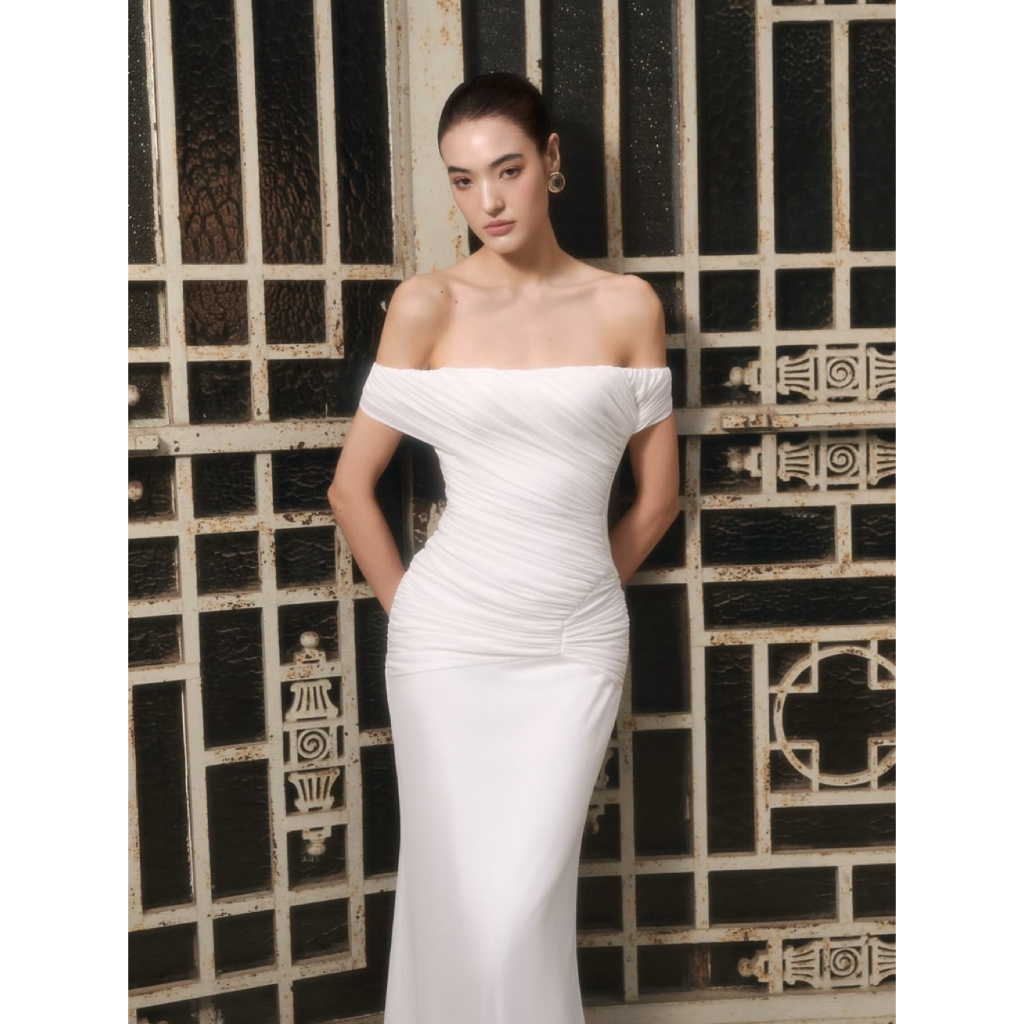 White Off-Shoulder Ruched Knit Dress จากแบรนด์ mollynista พร้อมส่งจากไทย