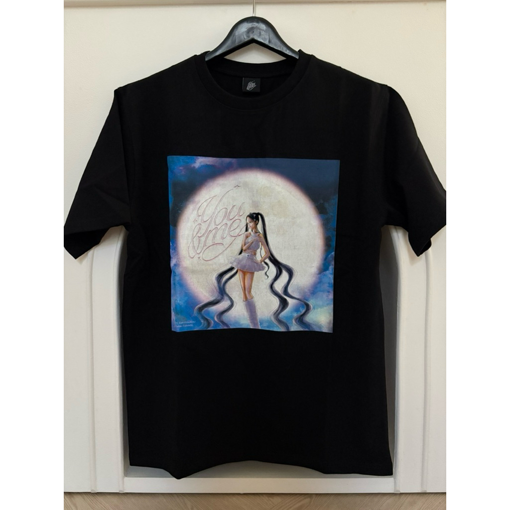เสื้อ Jennie Blackpink : Jennie x Naoko Takeuchi
