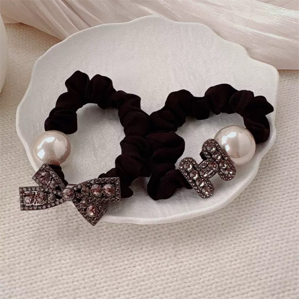 ยางรัดผมผ้าซาตินสีดำ ประดับมุก & โบว์คริสตัล Luxury Black Satin Scrunchie ยางรัดผมเรียบหรู
