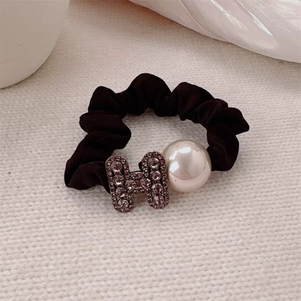 ยางรัดผมผ้าซาตินสีดำ ประดับมุก & โบว์คริสตัล Luxury Black Satin Scrunchie ยางรัดผมเรียบหรู - รูปที่ 4