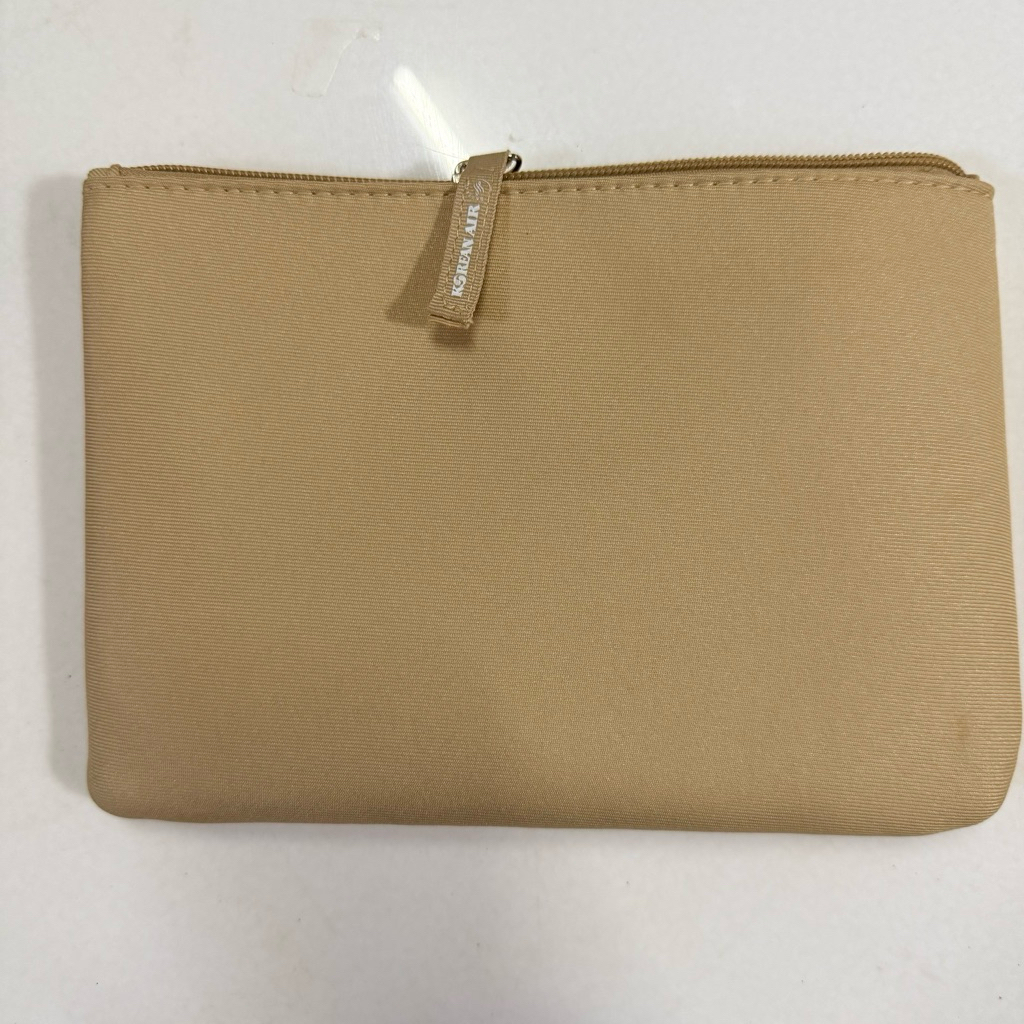 กระเป๋า Amenity Kit สายการบิน Korean Air ผ้าโพลีเอสเตอร์ สีเบจ มือสอง สภาพดี ของสะสมสายการบิน หายาก