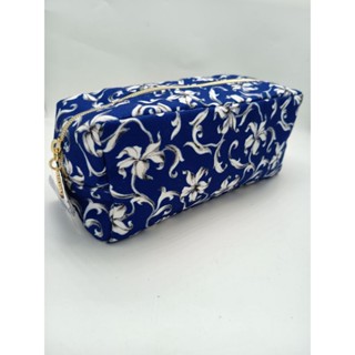 กระเป๋าเครื่องสำอางเอสเต้ผ้าสีน้ำเงินพิมพ์ลายดอกชบาสีขาว