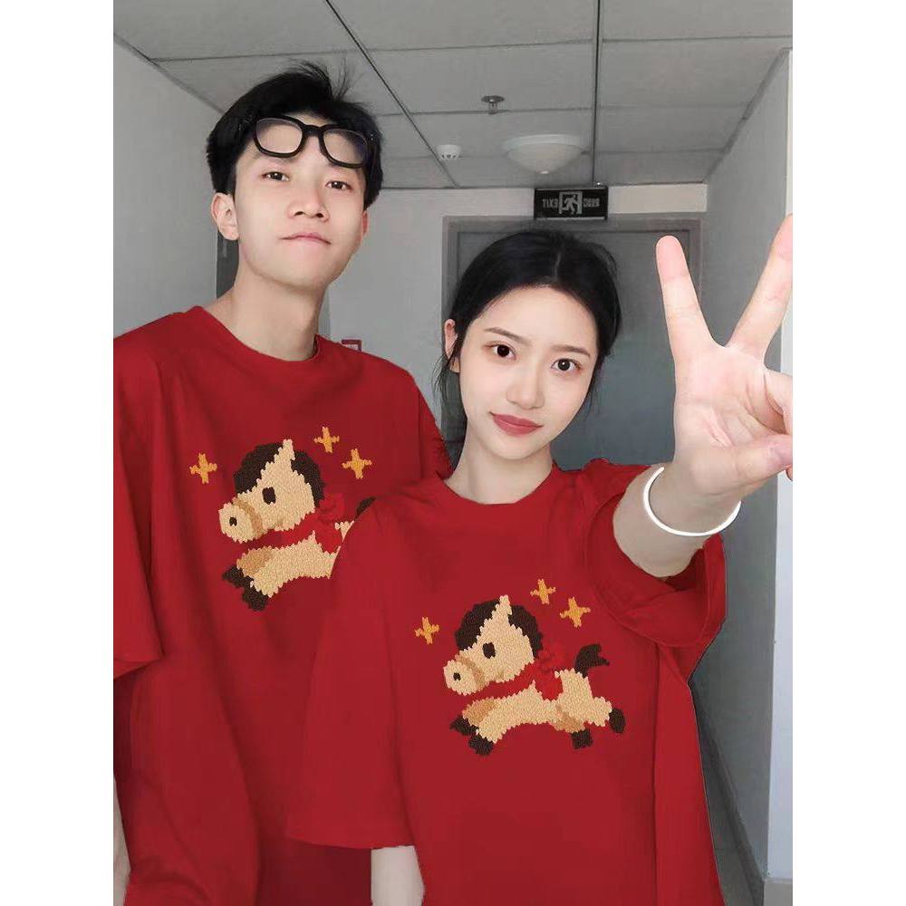 คู่รักสวมเสื้อยืดแขนสั้นฤดูร้อน 2026 ปีใหม่ใหม่ปีมะเมียสีแดงผูกเสื้อผ้าเทศกาล 1.06 - รูปที่ 2