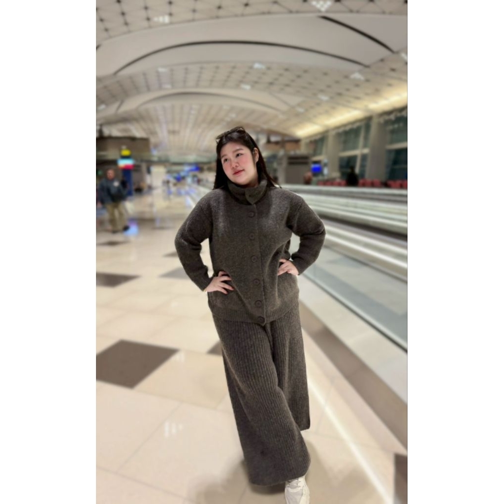 HP60 Airport look ทรงสวย ผ้าไหมพรม อุ่น หนา เสื้อกระดุมผ่าหน้า ใส่แบบคอปกหรือติดกระดุมเป็นคอตั้งก็ได้ กางเกงทรงขากว้าง - รูปที่ 7