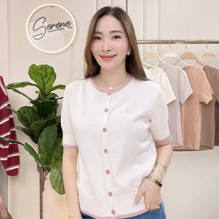 Serene's Choice เสื้อไหมพรม แขนสั้น ผ่าหน้า กระดุมทูโทน ผู้หญิง Knit Top ปักโลโก้ Serene