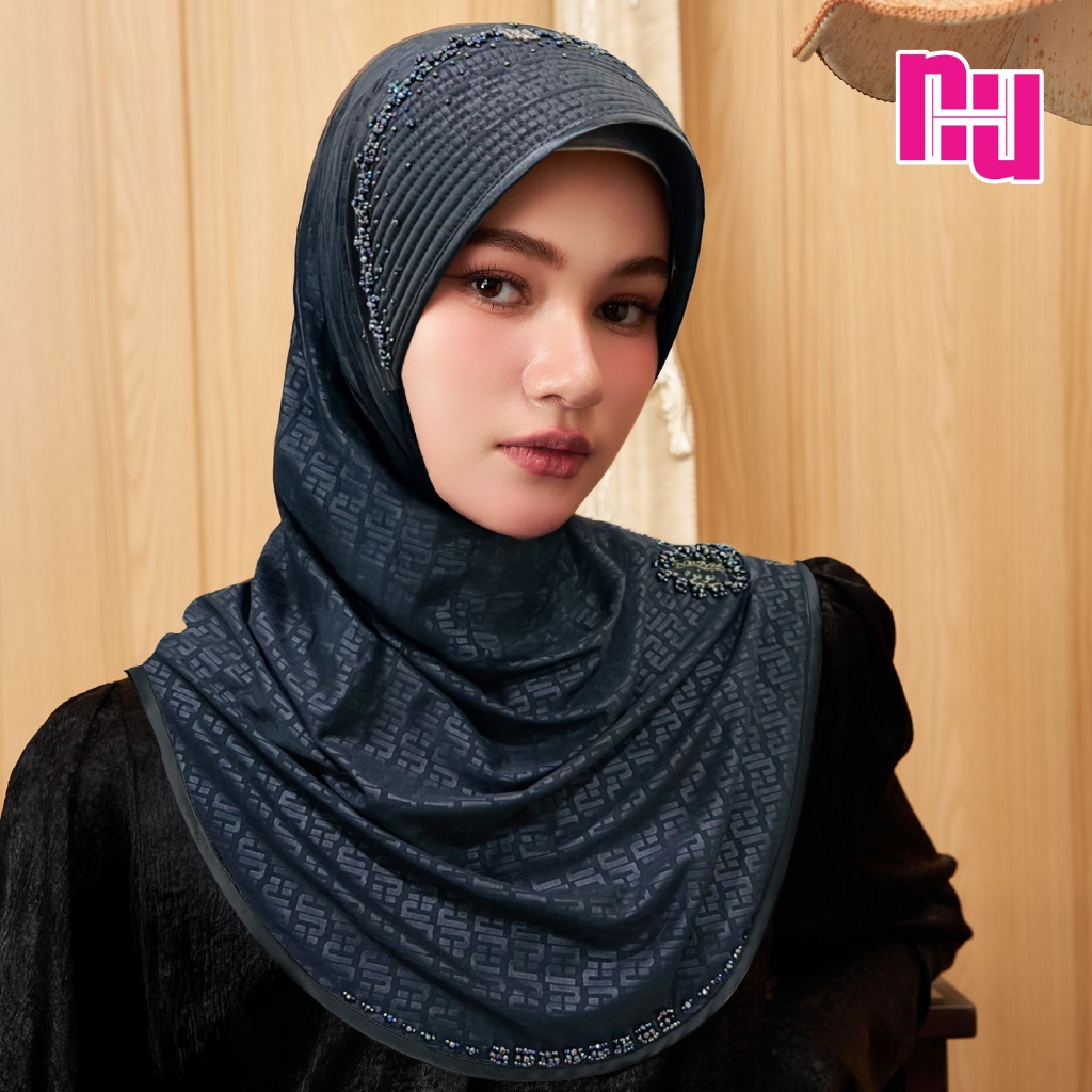 NUH LOVE CHAIN MONOGAM ผ้าคลุมสวมสำเร็จประดับมุกคริสตัล