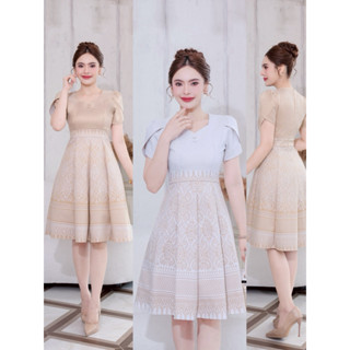 N742 สุพรรณษาเดรสผ้าไทยสีขาว สีทอง แต่งคอหัวใจ แขนกลีบบัว กร…