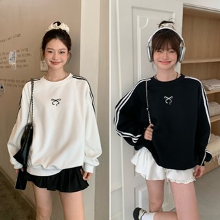 Beryl เสื้อสเวตเตอร์แขนยาวปักโบว์สามแถบสีดำสำหรับผู้หญิงสไตล…