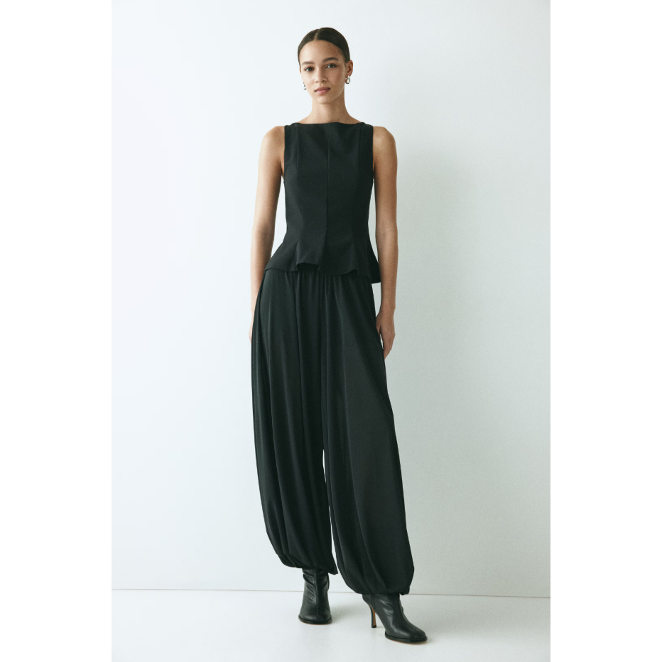 H&M(เอชแอนด์เอ็ม) เสื้อท็อปแต่งดีไซน์เพลมุมทรงตัดเย็บพอดีตัว Women Tailored peplum top 1316615_1