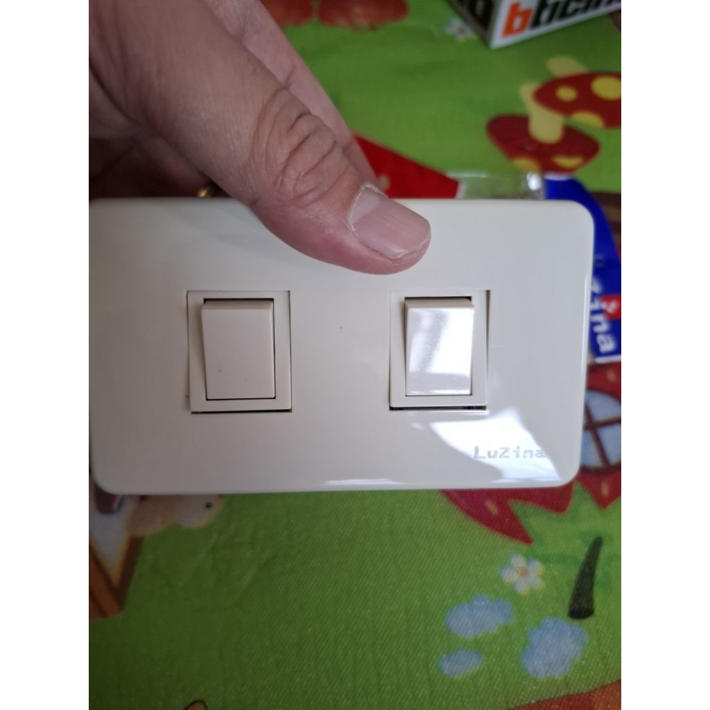 Luzino ลด70% สวิตช์ไฟทางเดียว 2 สวิตซ์ พร้อมหน้ากาก แบบเสียบล็อค ทองแดงแท้ สีครีม