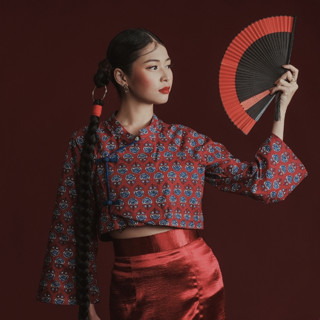 (JUN) เสื้อเชิ้ตผู้หญิง สีแดงเข้มลายดอกไม้ รุ่น ASSA (CNY Sh…