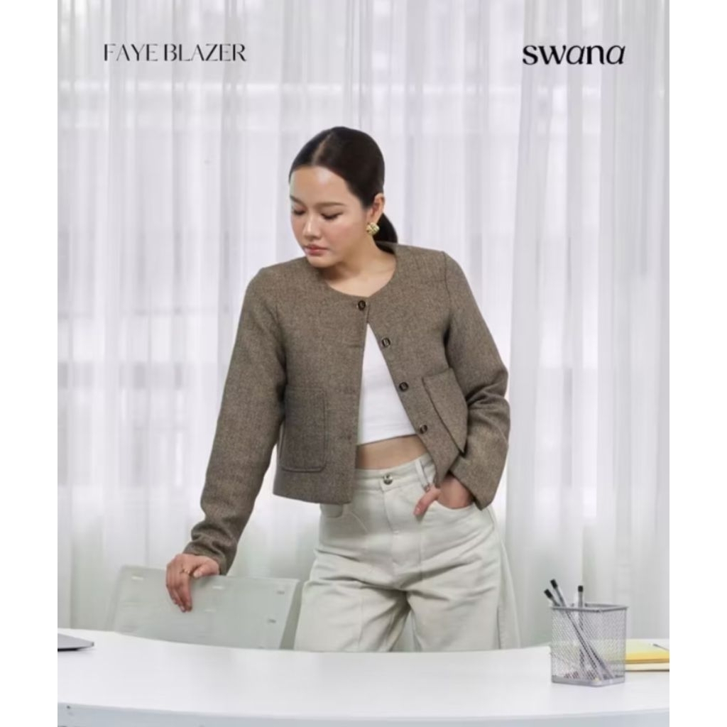 ส่งต่อสีน้ำตาล XL เสื้อครอปเบเซอร์ Faye blazer crop top ผ้าทวีตคุณภาพสูง