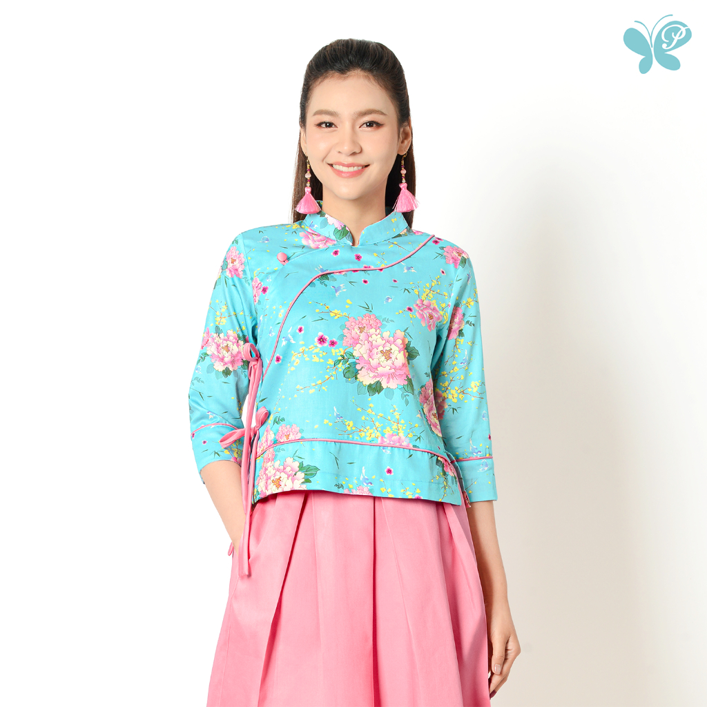 Papillon Woman Mandarin Top - Peony เสื้อคอจีนแขนสามส่วนพิมพ์ลายดอกโบตั๋น  ทรงป้ายผูกด้านข้าง ผ้า Cotton 100% เนื้อนุ่ม