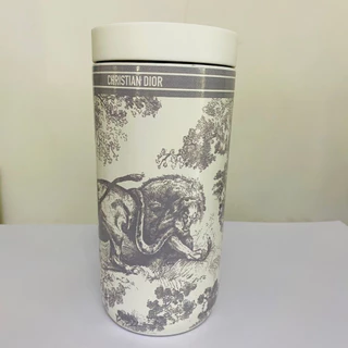 แก้วเก็บอุณหภูมิ Toile de Jouy เป็นของขวัญพรีเมียมสำหรับลูกค้าระดับ Platinum มีกล่องและถุงกระดาษให้นะค่ะ