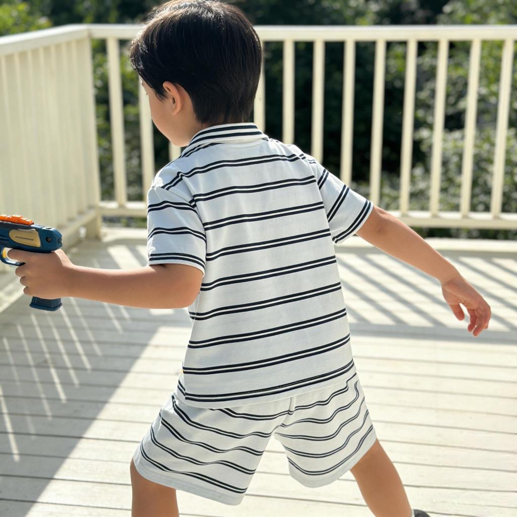 【COD】SUNKIDS ชุดเด็กผู้ชาย โปโลแขนสั้นลายขีด – สีขาวดำ/น้ำเงินขาว，ติดลายตัวเลขสวยงาม，กับกางเกงขาสั้นสวมสบาย。ผ้าเนื้ออ่อน ราคา ถูกที่สุด ดีลบีเคเค แกลเลอรีภาพที่ 7