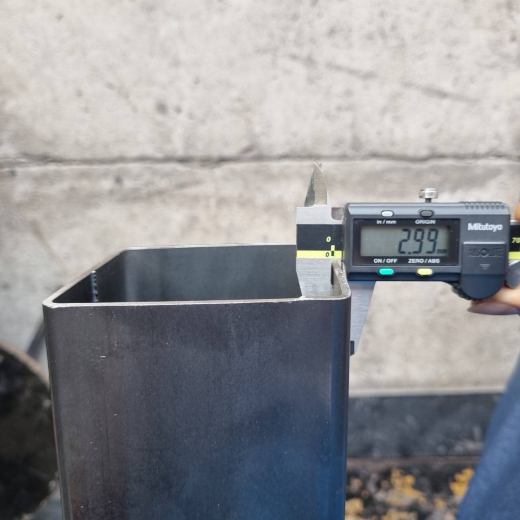 เหล็กกล่องดำ ขนาด 100x100 x หนา 3.2 มิลลิเมตร หรือ เหล็กกล่องดำ ขนาด 4 x 4 นิ้ว x หนา 3.2 มิลลิเมตร 