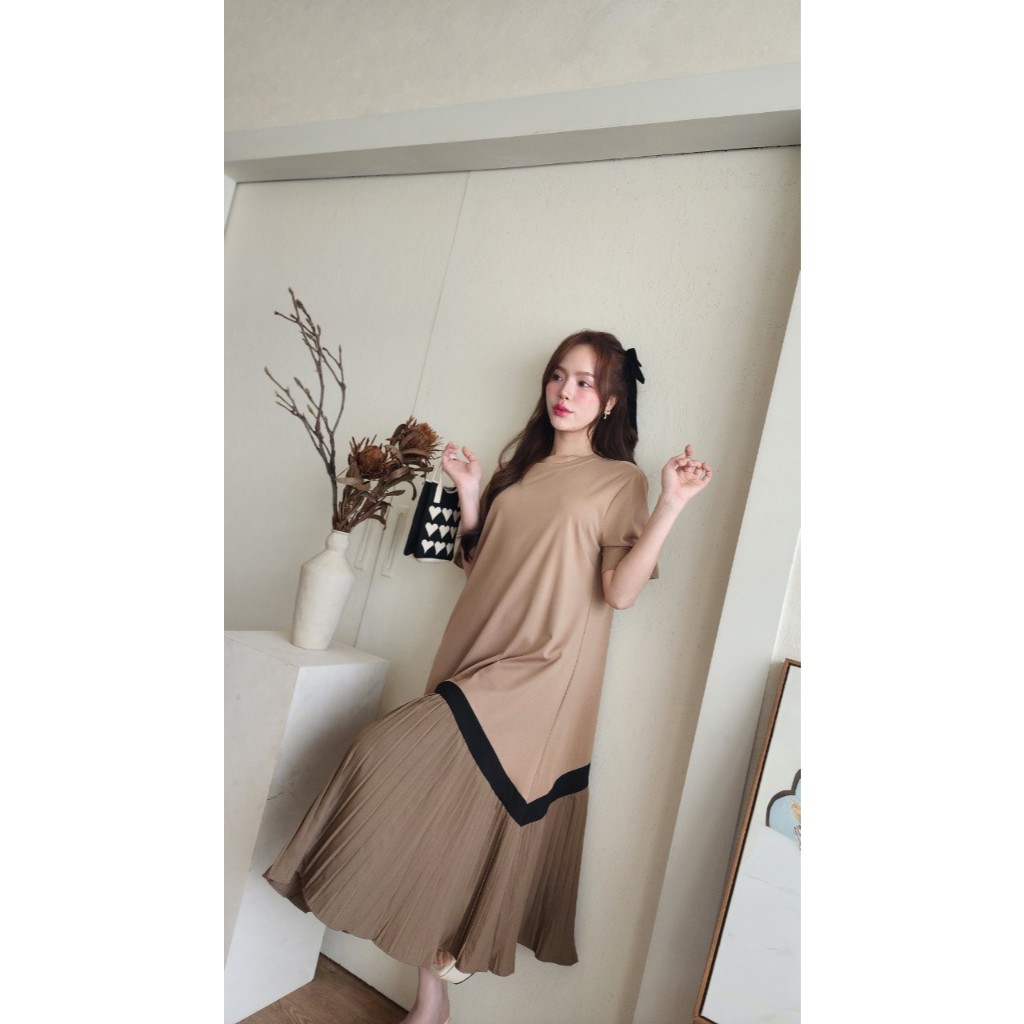 POP UP Pleated Ease Dress เดรสยืดอัดพลีทสไตล์เกาหลี ใส่สบาย ดูแพง (S–3XL) - รูปที่ 2