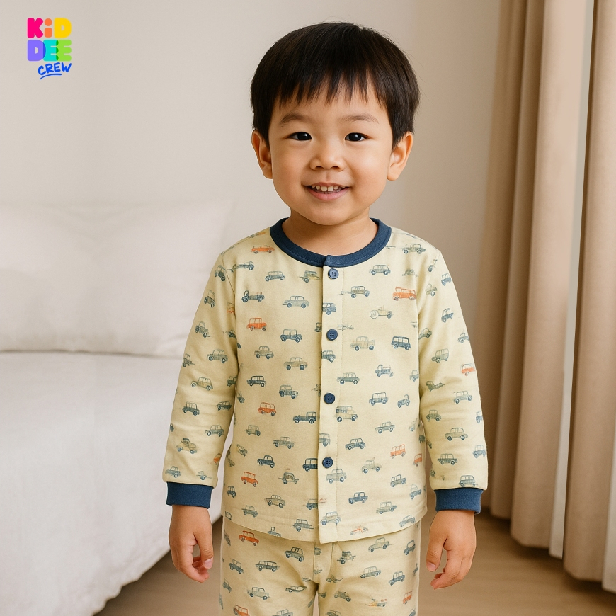 KiddeeCrew ชุดนอนเด็กครีมเหลืองลายรถ ผ้าแซนวิช เหมาะสำหรับอายุ 1-10 ปี