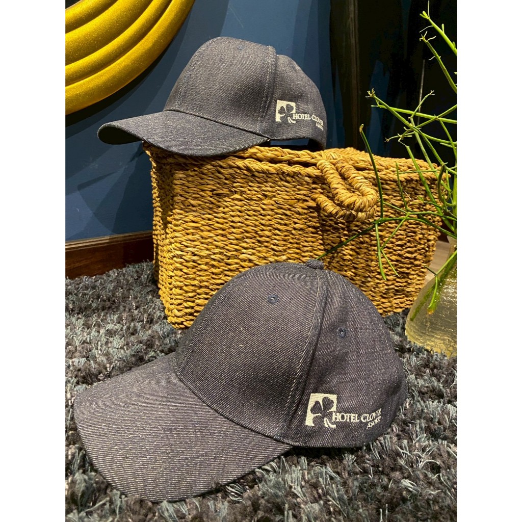 Hotel Clover Asoke หมวกผ้ายีนส์มีโลโก้โรงแรม