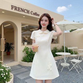 [LISA] A1293 ชุดเดรสกระโปรงคอบัวแขนลํ้าดีเทลแต่งดอกไม้สวยหรู…