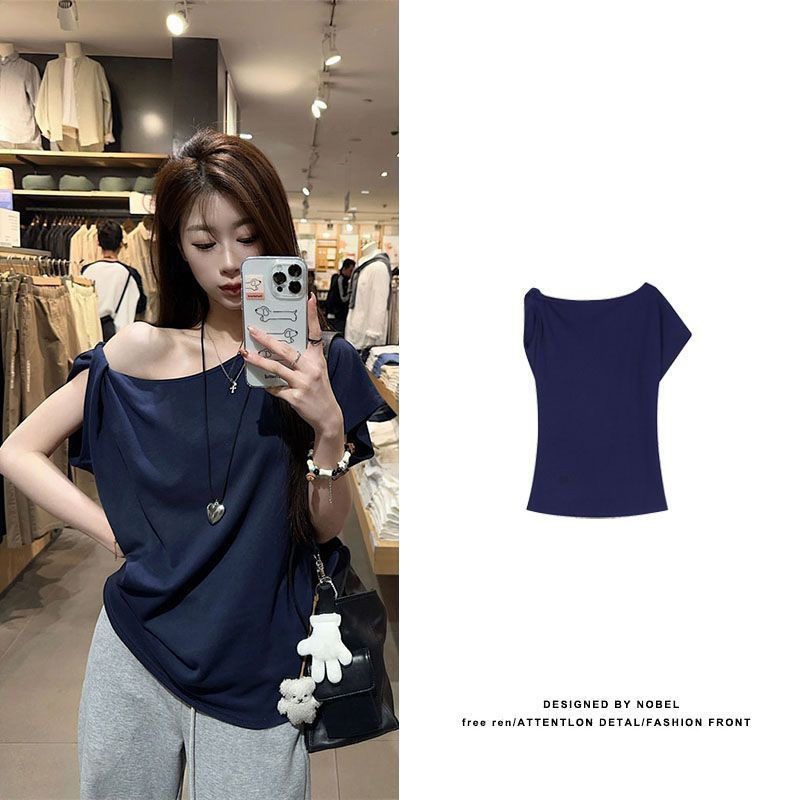 เสื้อยืดแขนสั้นทรงไหล่เฉียงบิดสำหรับผู้หญิงในช่วงฤดูร้อน ดีไซน์ใหม่สไตล์เกาหลี หลวมๆ สำหรับสาวฮอต