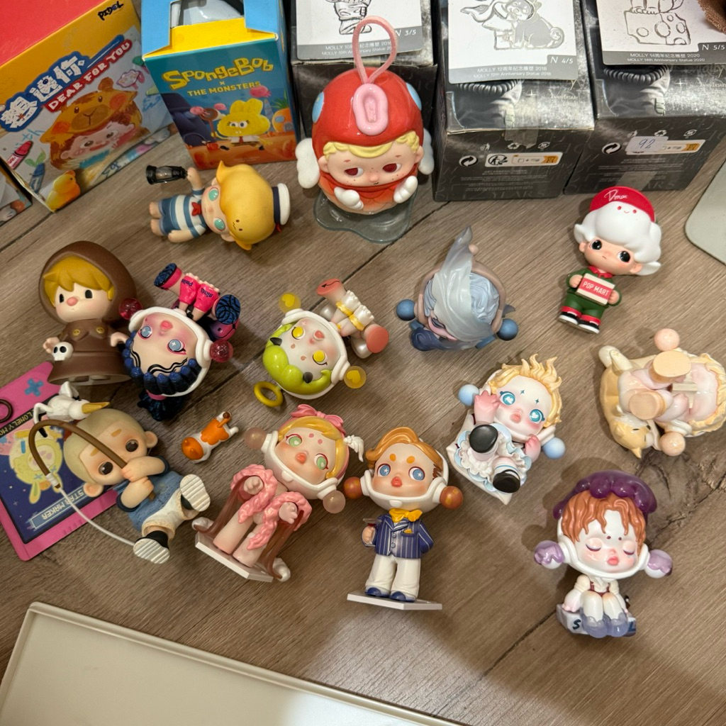 โมเดลของแท้ทุกตัว การ์ดกล่องครบ หาคนรับไปดูแลต่อค่า popmart กล่องสุ่ม กล่องจุ่ม