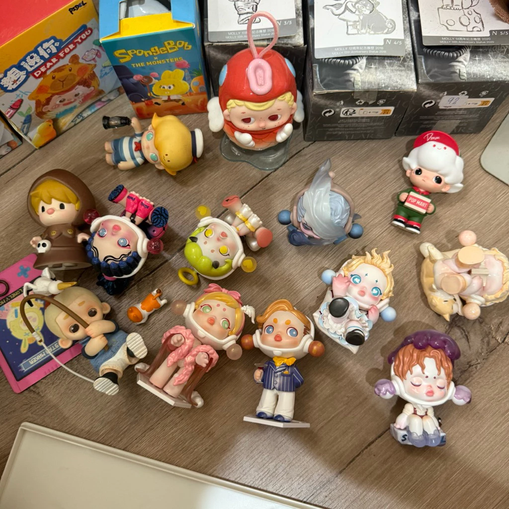 โมเดลของแท้ทุกตัว การ์ดกล่องครบ หาคนรับไปดูแลต่อค่า popmart กล่องสุ่ม กล่องจุ่ม