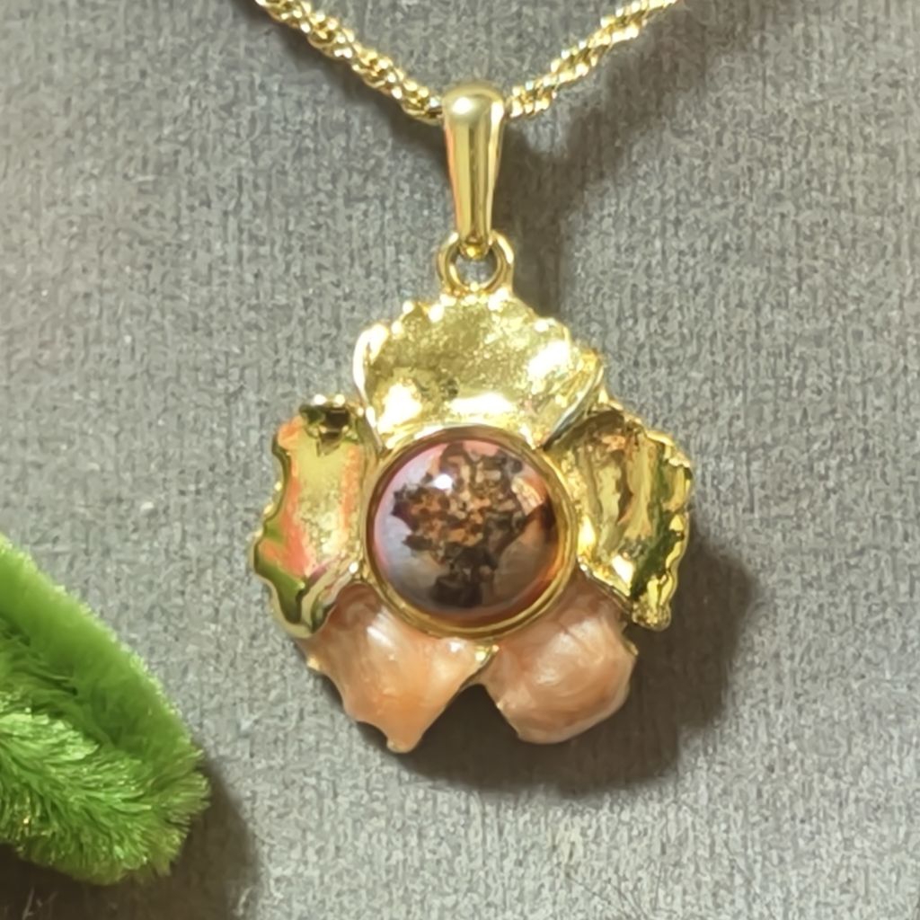 สร้อยคอพร้อมจี้Vtg.งานเคลือบทองEnamalโทนสีชมพูมือสองญี่ปุ่น