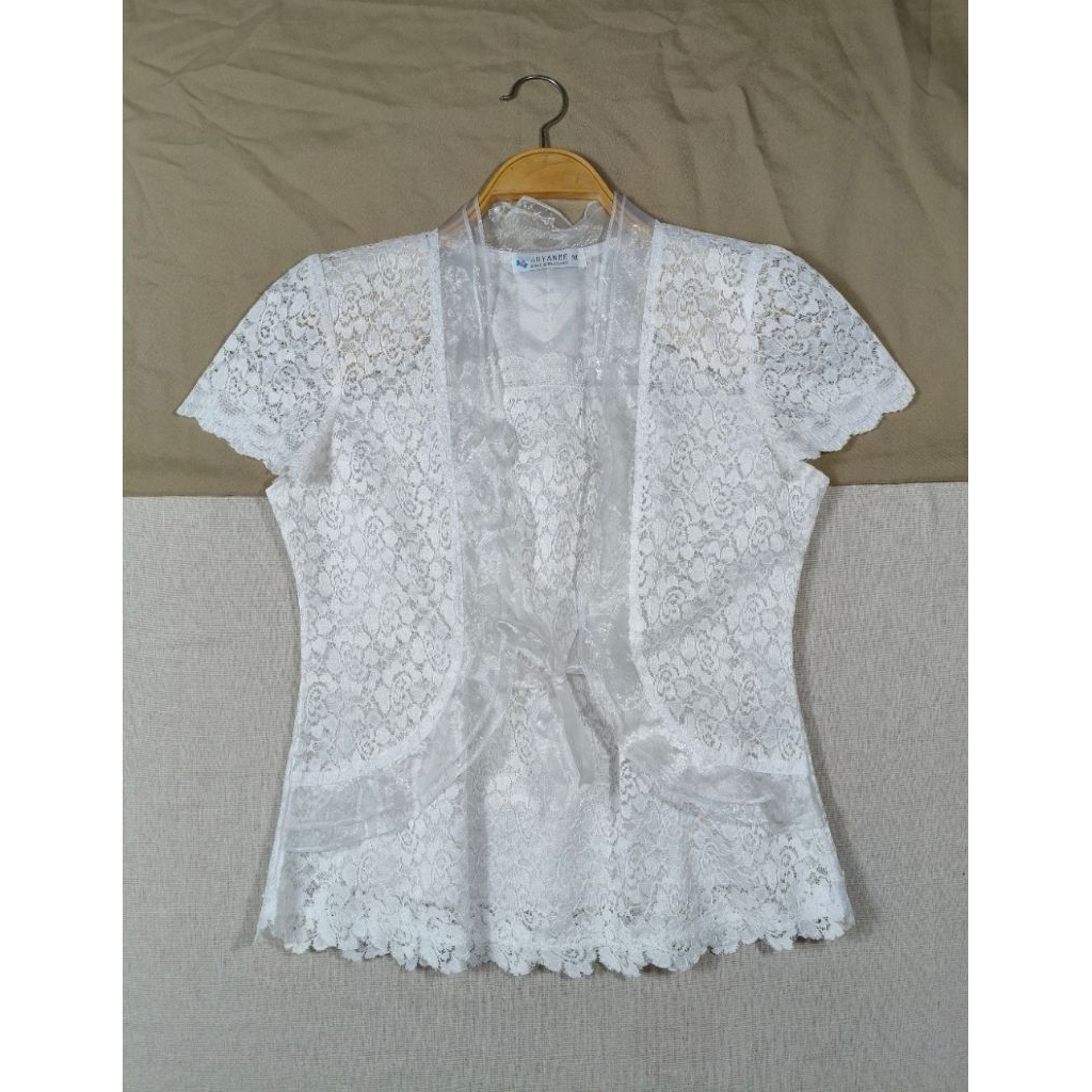 SUYANEE size m เสื้อลูกไม้สีขาวแต่งระบายผ้าแก้ว
รอบอก 36 ความยาว 24 นิ้ว

งาน made in thailand ค่ะ