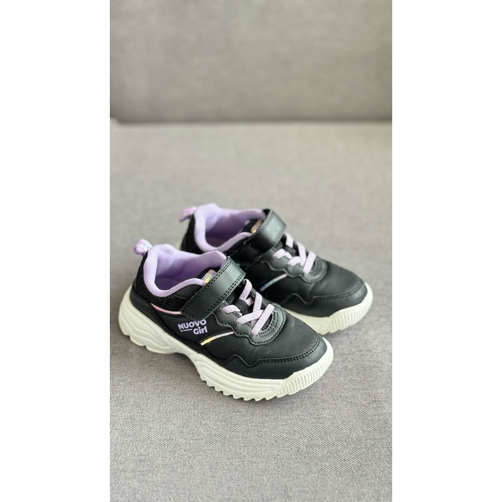 รองเท้าผ้าใบเด็กหญิง Nuovo ซื้อจากญี่ปุ่น สีดำ-ม่วง ไซส์ 19 cm สภาพ 85% ทำความสะอาดแล้ว