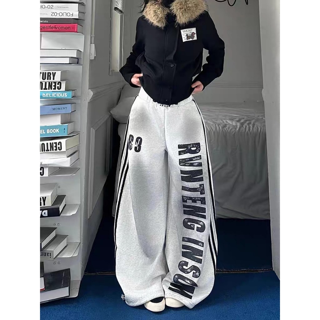 กางเกงวอร์มขายาวทรงกว้างลายทางพิมพ์ลายตัวอักษรสไตล์อเมริกันแบบขาดๆ สำหรับผู้หญิง เหมาะกับสไตล์การเต้นแจ๊สและใส่ลำลอง - รูปที่ 4