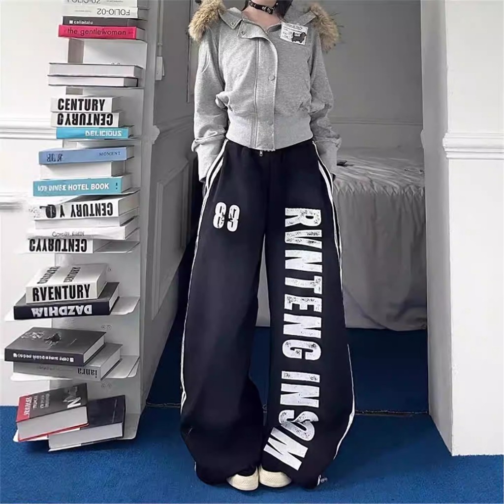 กางเกงวอร์มขายาวทรงกว้างลายทางพิมพ์ลายตัวอักษรสไตล์อเมริกันแบบขาดๆ สำหรับผู้หญิง เหมาะกับสไตล์การเต้นแจ๊สและใส่ลำลอง - รูปที่ 2